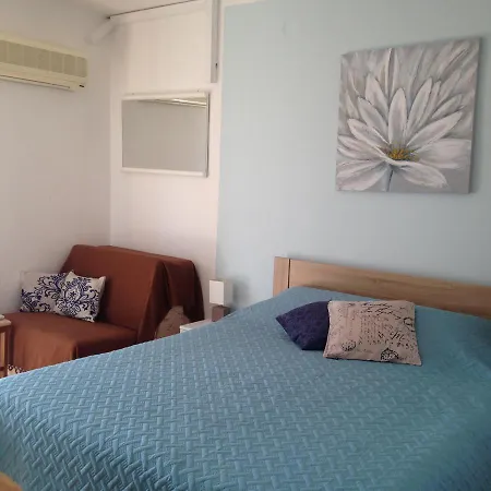 And By The Sea - 5874 Pensión Zadar