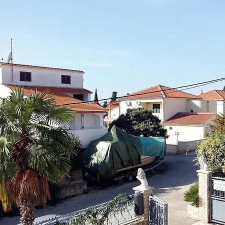 And By The Sea - 5874 招待所 3*