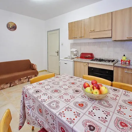 And By The Sea - 5874 3* 扎达尔