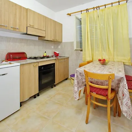 And By The Sea - 5874 招待所 扎达尔